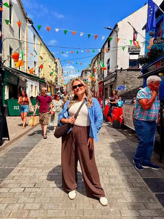 15 European Vacation Outfits for Women Over 40 13 Open Striped Shirt with Brown Wide Leg Pants