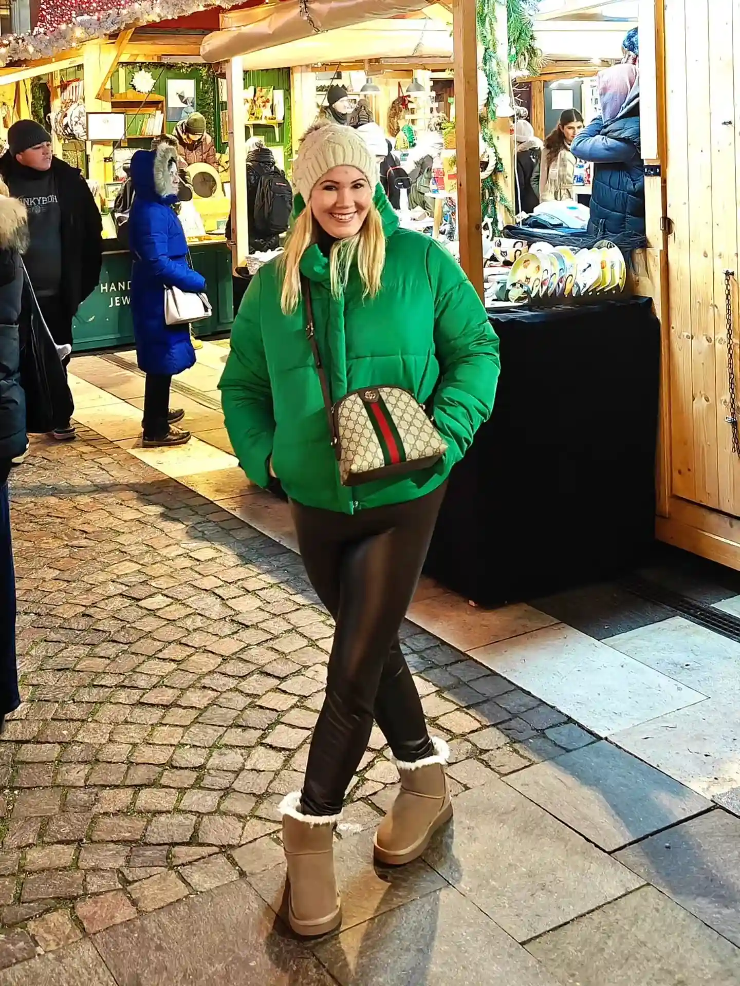 15 Puffer Jacket Outfits for Women Over 40 That Actually Look Chic 5 4. Go Bold With a Kelly Green Puffer for Holiday Outings