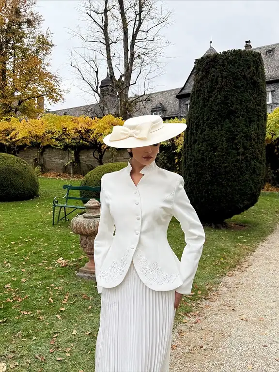 20 Quiet Luxury Outfits for Women Over 40 (Old Money Style, Real-Life Ready) 11 Tailored White Jacket With Tone-on-Tone Embroidery