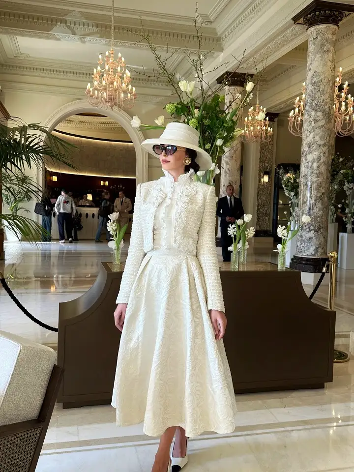 20 Quiet Luxury Outfits for Women Over 40 (Old Money Style, Real-Life Ready) 9 Ivory Jacquard Midi Skirt With a Cropped Tweed Jacket
