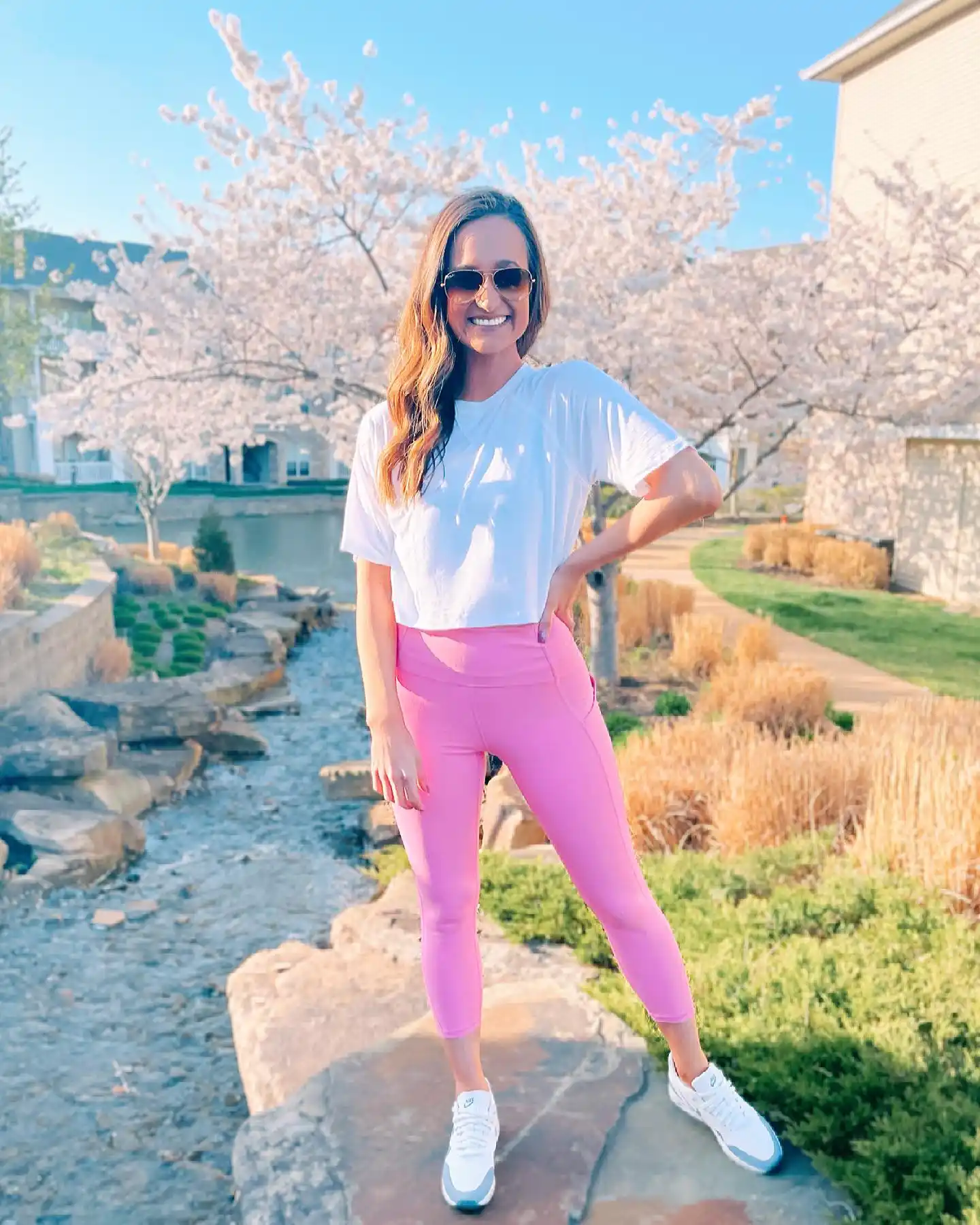 15 Leggings Outfits for Women Over 40 That Don't Look Sloppy 15 14. White Tee with Bright Pink Leggings