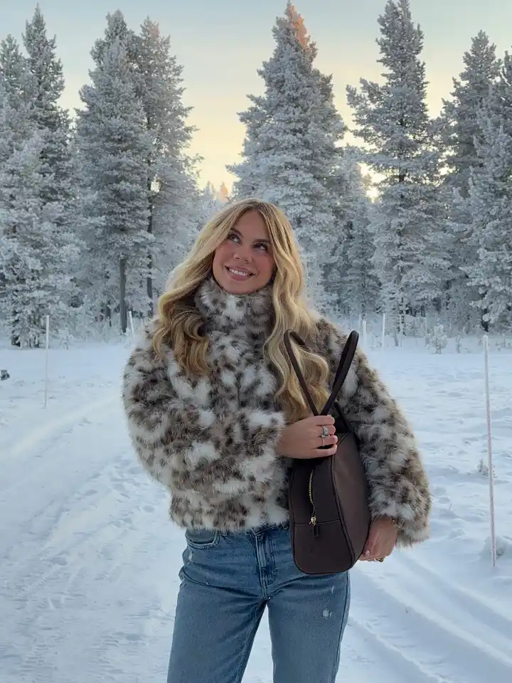 18 Winter 2026 Outfits for Women Over 40 14 A Snow Leopard Print Faux Fur Jacket With Simple Jeans