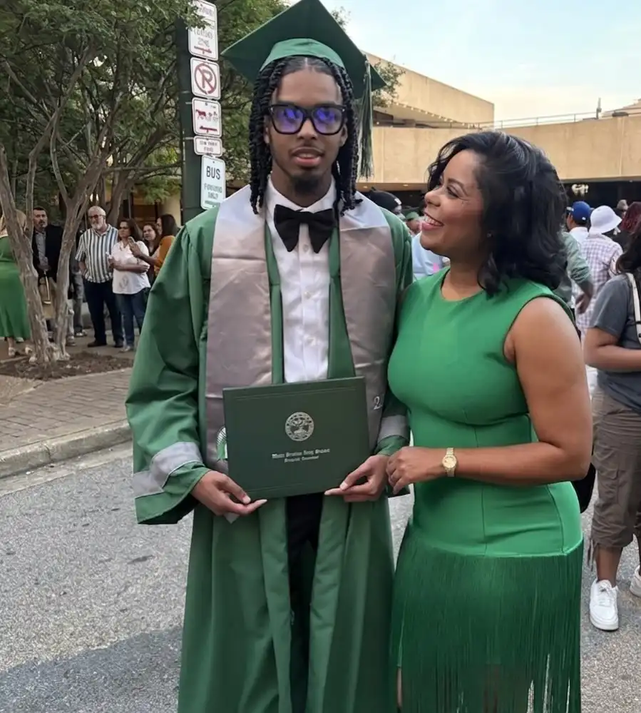 15 Outfits for the Mother of the Graduate Over 40 That Look Great in Every Photo 9 Kelly Green Sheath with a Fringe Hem