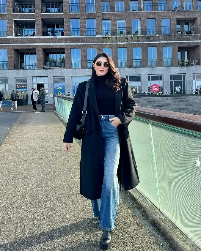 18 Winter 2026 Outfits for Women Over 40 4 A Long Black Coat and Wide-Leg Jeans for Easy Everyday Winter Days