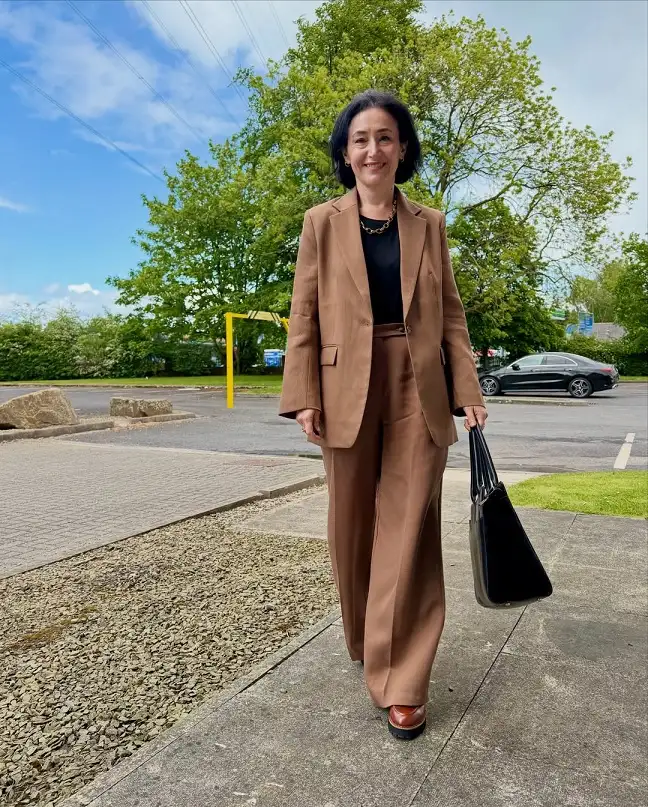 20 Work Outfits for Women Over 40 That Look Effortlessly Polished 6 Caramel Linen Suit with a Black Tee