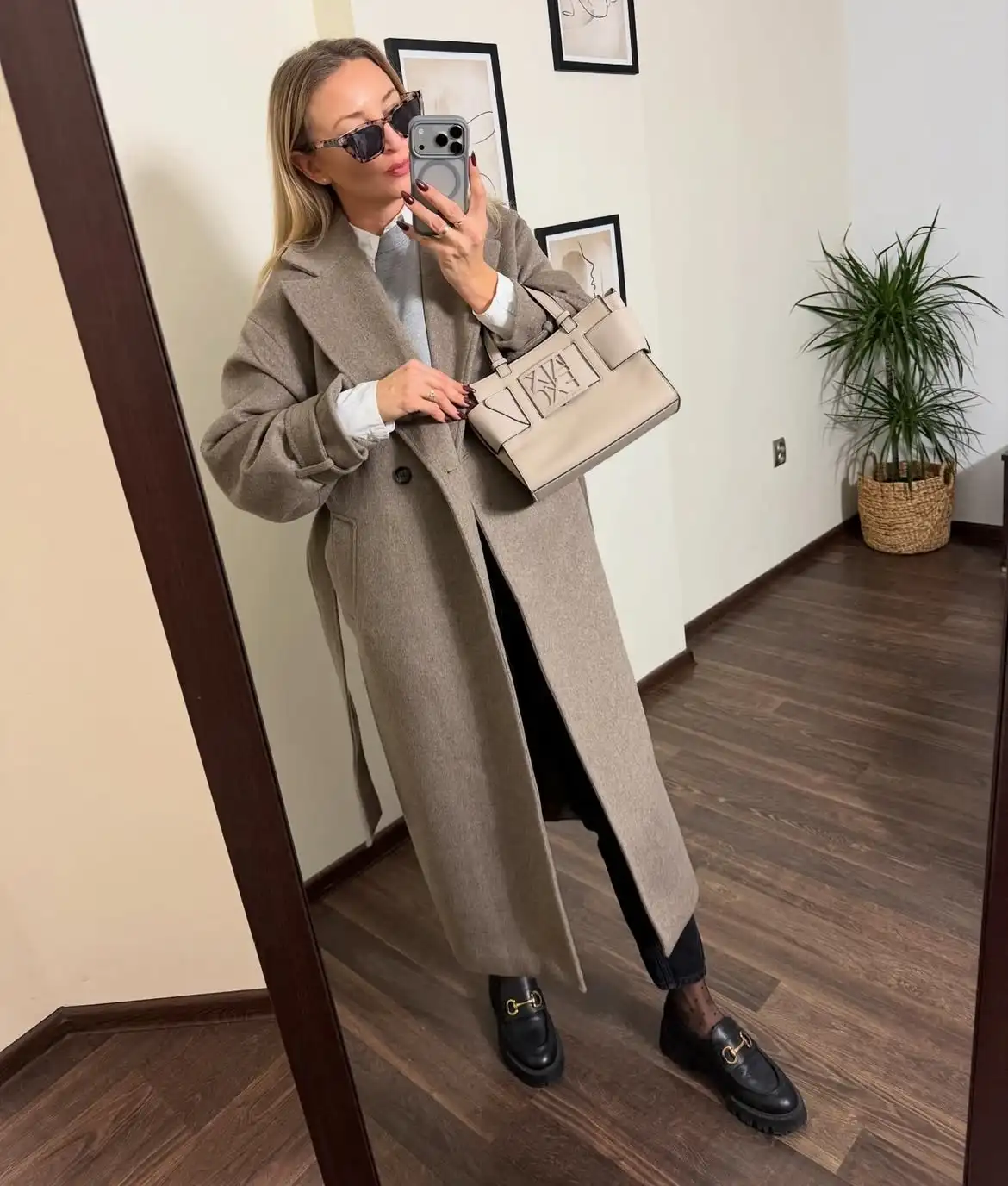 18 Wool Coat Outfits for Women Over 40 You Can Copy This Winter 8 7. Long Taupe Wool Coat With Chunky Black Loafers