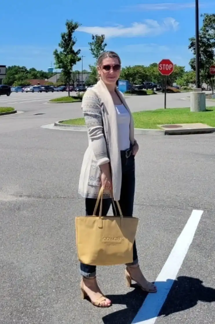 20 Classy Outfits for Women Over 40 16 Long Patterned Cardigan with Cuffed Jeans and Block Heels