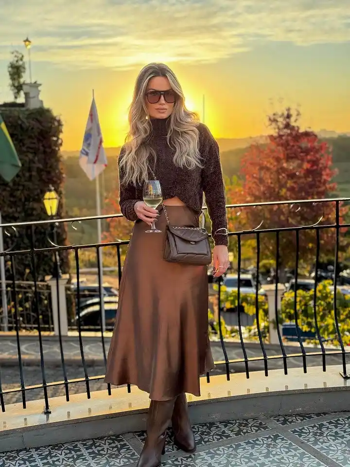 15 Fall Date Night Outfits Over 40 That Look Expensive Without Trying 6 5. All Brown Everything with a Cropped Chunky Sweater