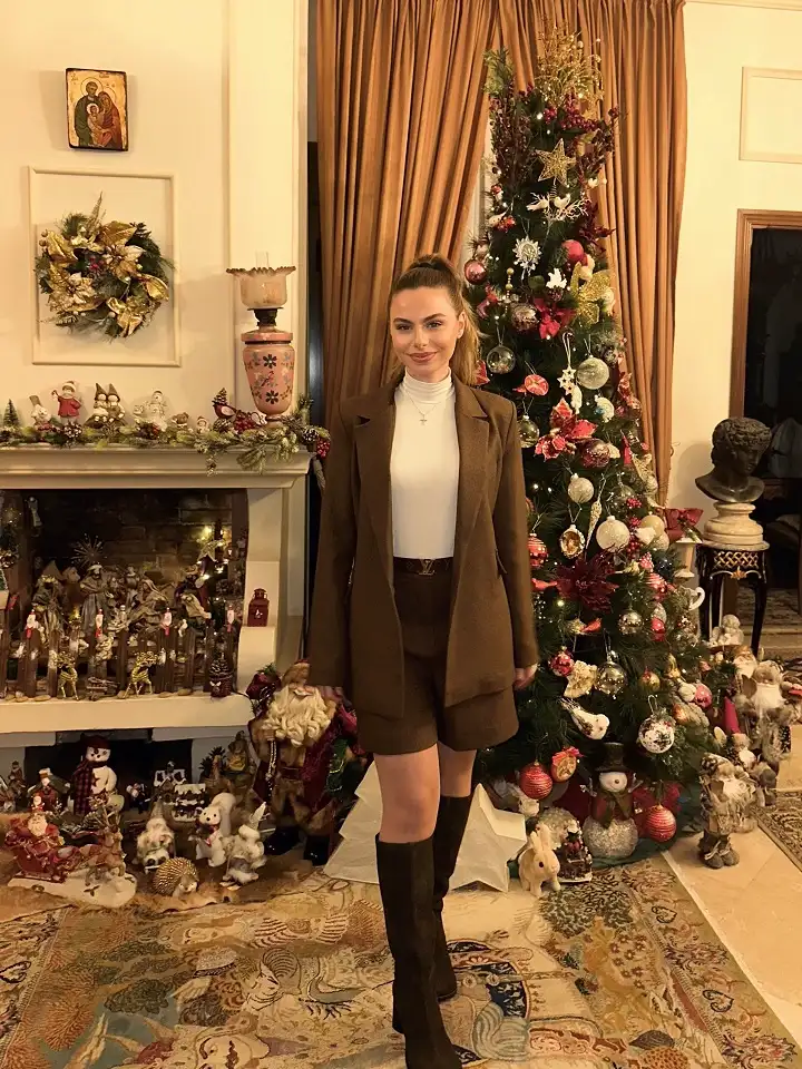 Brown Suit Shorts With a Long Blazer and Suede Boots