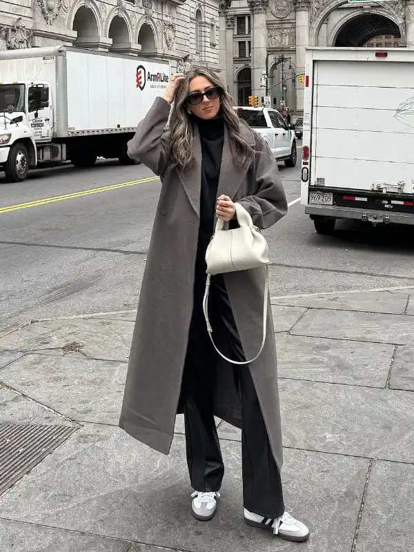 15 Fall Transitional Outfits for Women Over 40 (Summer-to-Fall) 16 15. Long Grey Coat Over All Black With White Sneakers