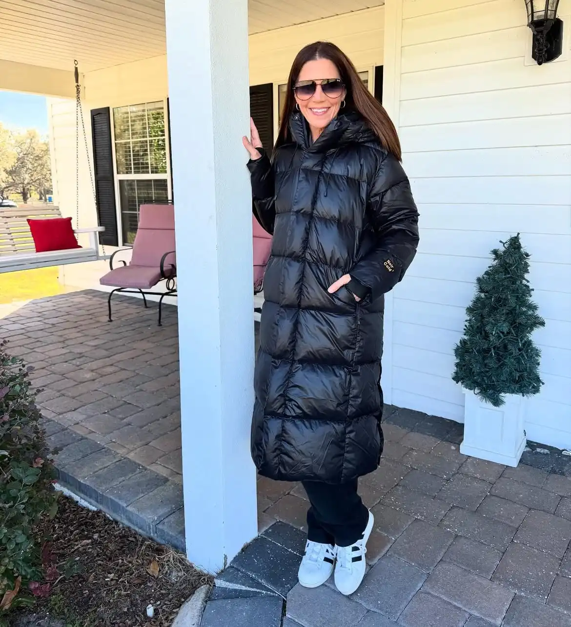 15 Puffer Jacket Outfits for Women Over 40 That Actually Look Chic 13 12. Go Full Length in Black and Ground It With White Sneakers