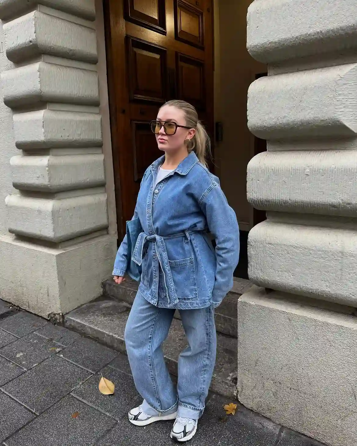 17 Fall Outfits Every Woman Over 40 Will Want to Copy 18 17. Belted Denim Jacket and Wide Leg Jeans