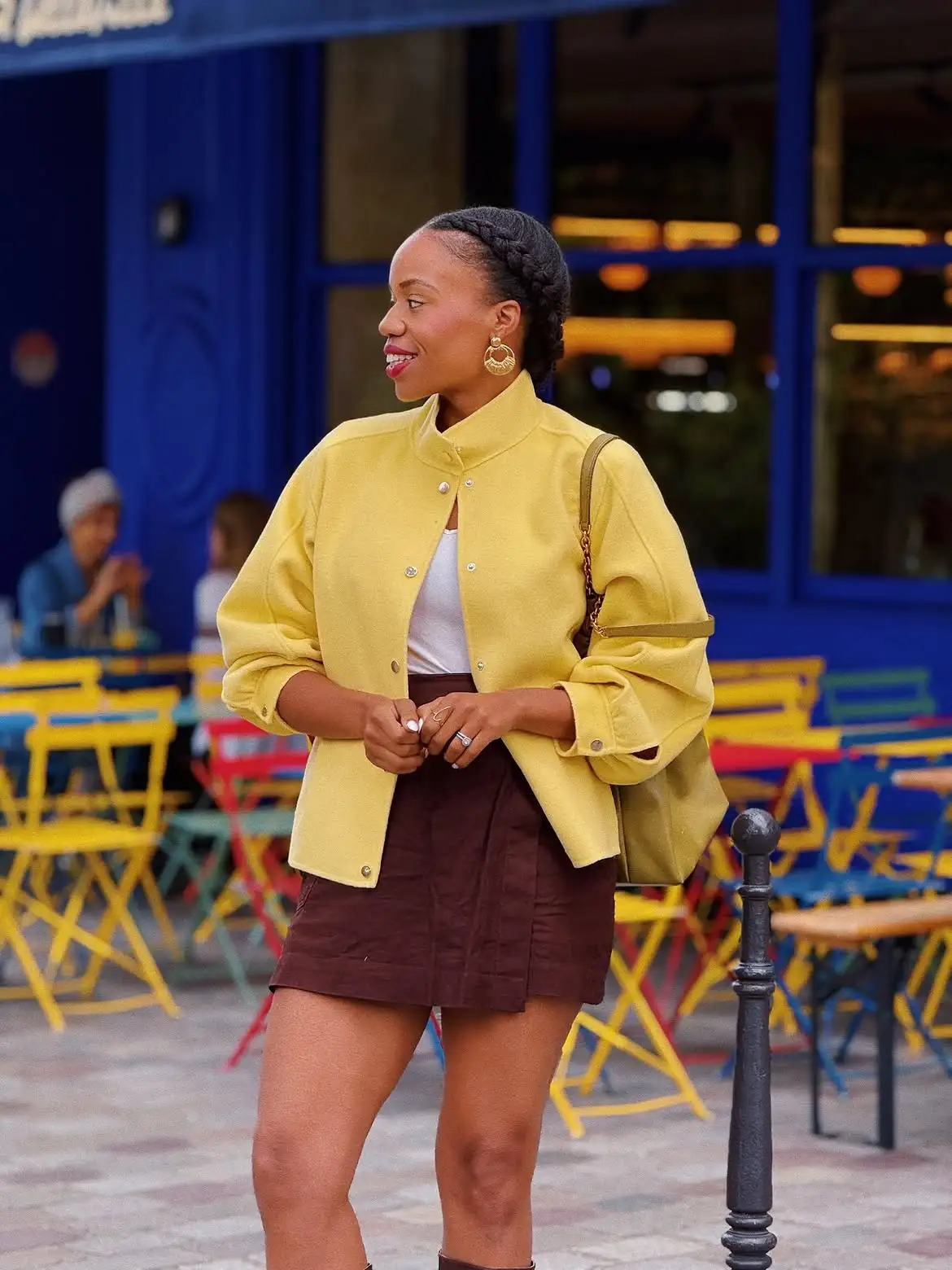 17 Fall Outfits Every Woman Over 40 Will Want to Copy 17 16. Yellow Jacket and Brown Wrap Skirt