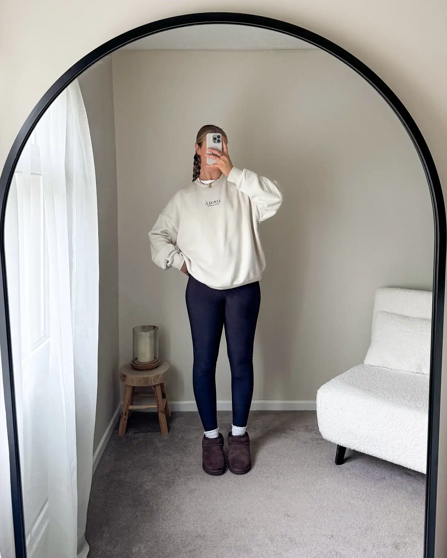 15 Leggings Outfits for Women Over 40 That Don't Look Sloppy 6 5. Oversized Sweatshirt with Navy Leggings
