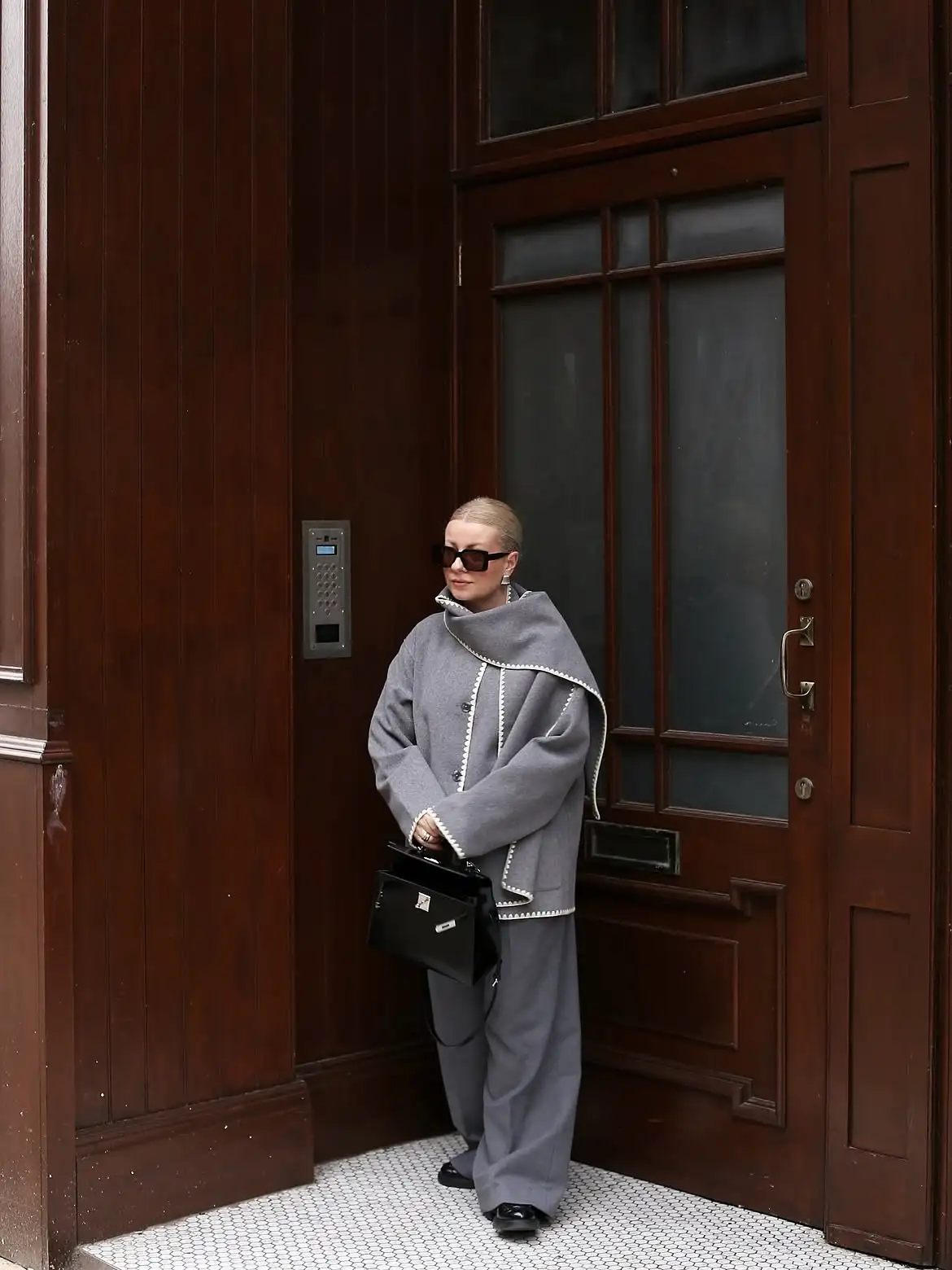 18 Wool Coat Outfits for Women Over 40 You Can Copy This Winter 7 6. Gray Wool Coat and Scarf With Cream Stitched Trim