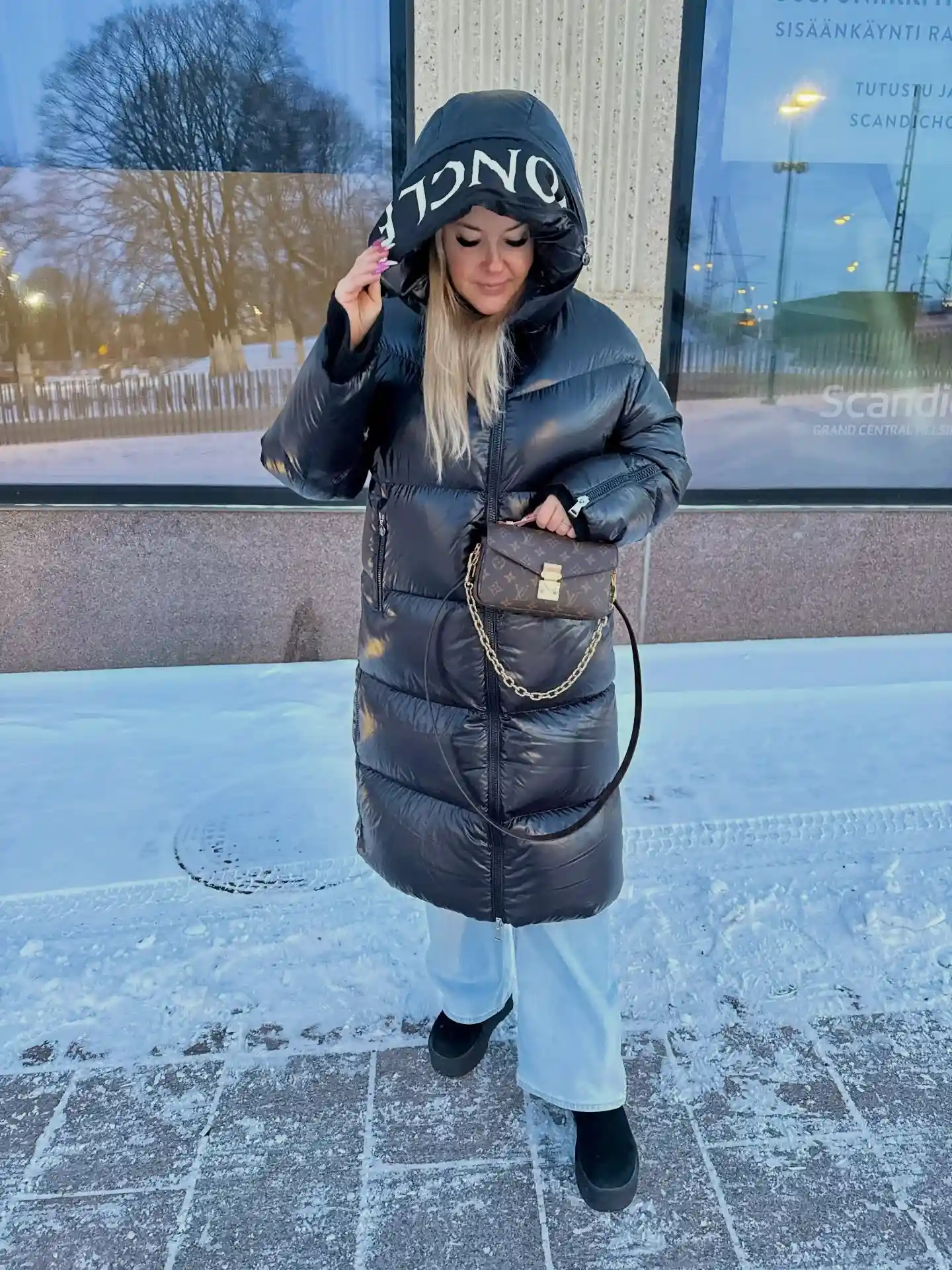15 Puffer Jacket Outfits for Women Over 40 That Actually Look Chic 9 8. A Glossy Black Maxi Puffer With a Statement Hood