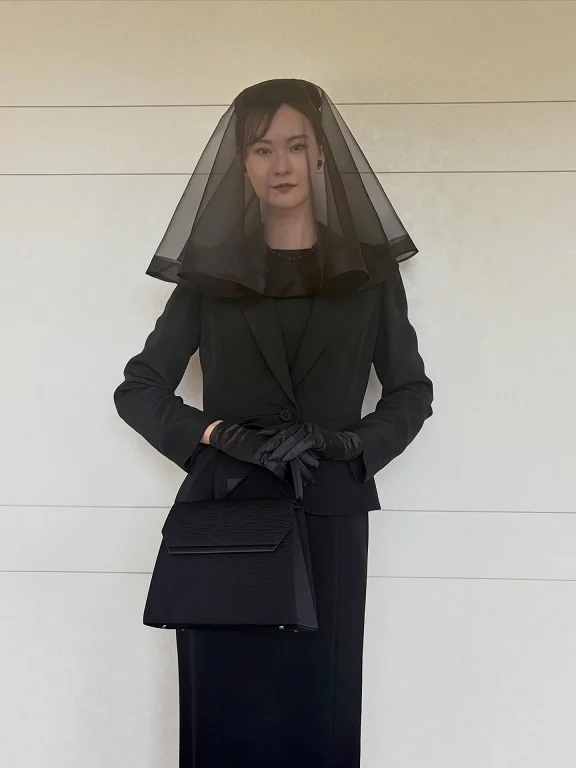 Sheer Veil, Satin Gloves, and a Fitted Jacket for Close Family