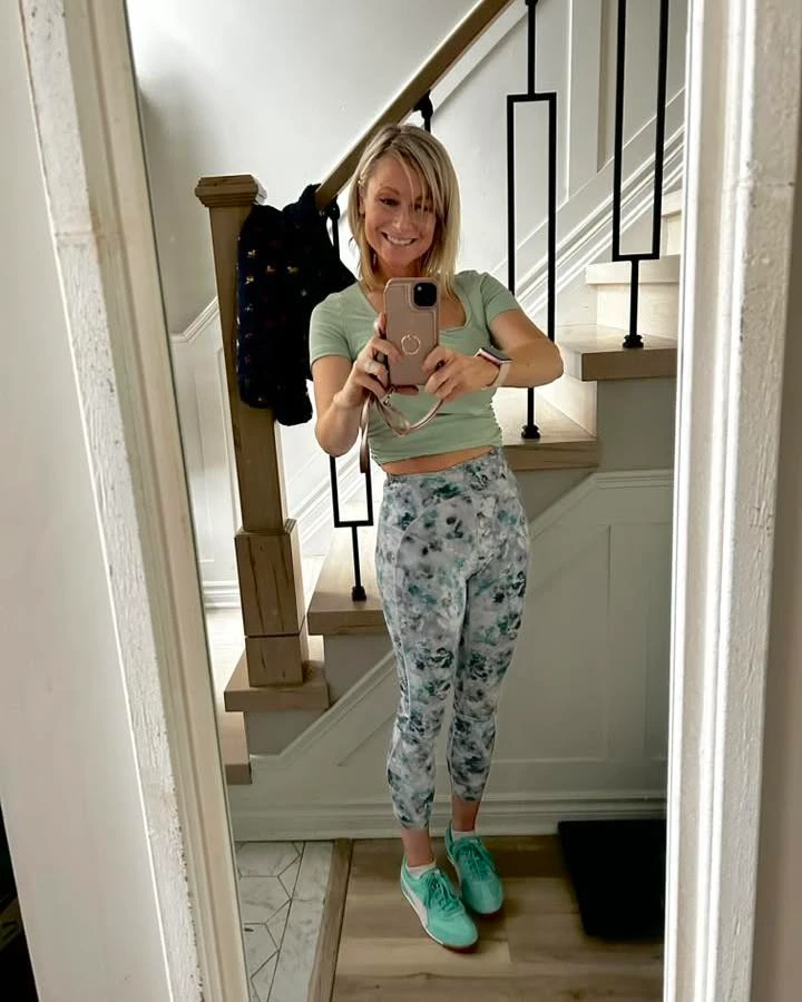 15 Leggings Outfits for Women Over 40 That Don't Look Sloppy 9 8. Cropped Tee with Tie Dye Print Leggings