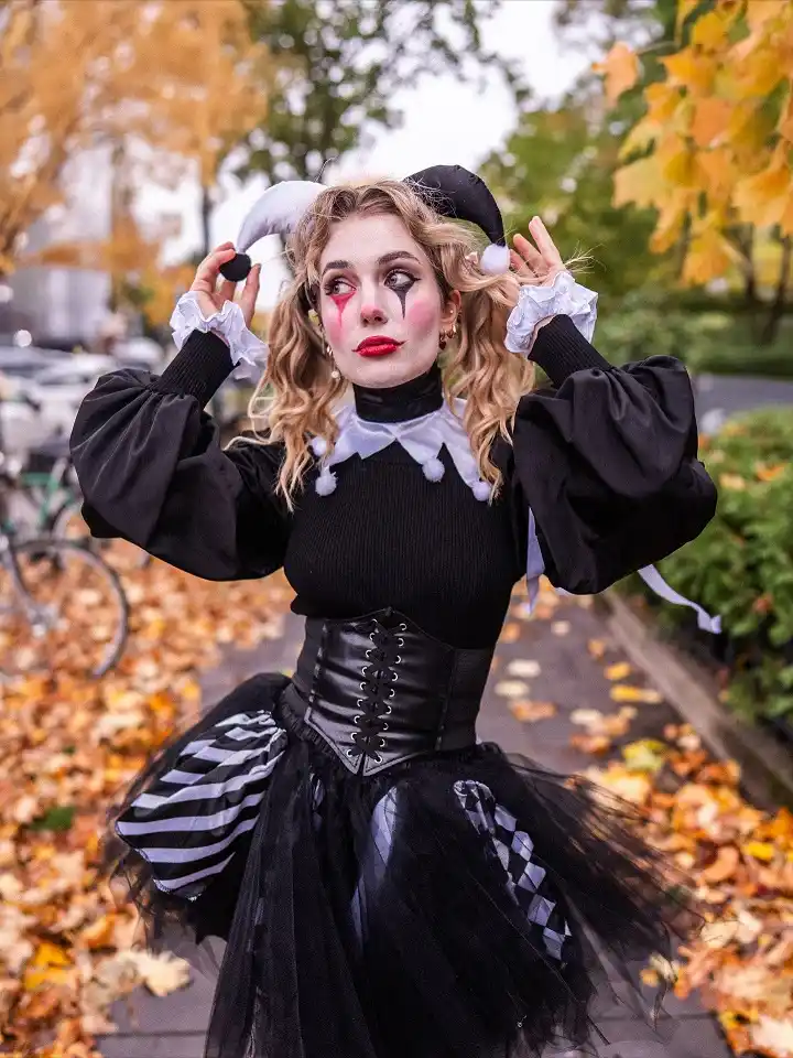 A Black and White Jester Look With a Corset Belt