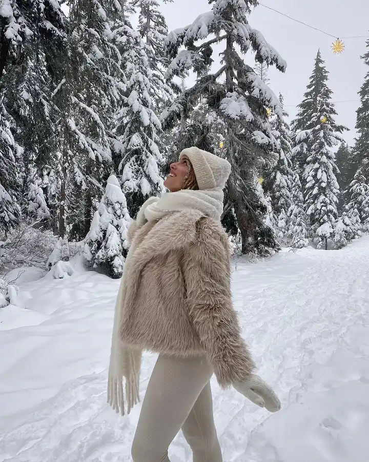 18 Winter 2026 Outfits for Women Over 40 5 All Cream Winter Whites With a Cropped Faux Fur Jacket