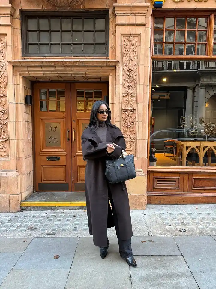 18 Winter Work Outfits for Women Over 40 7 An Oversized Coat With A Collar That Does The Work