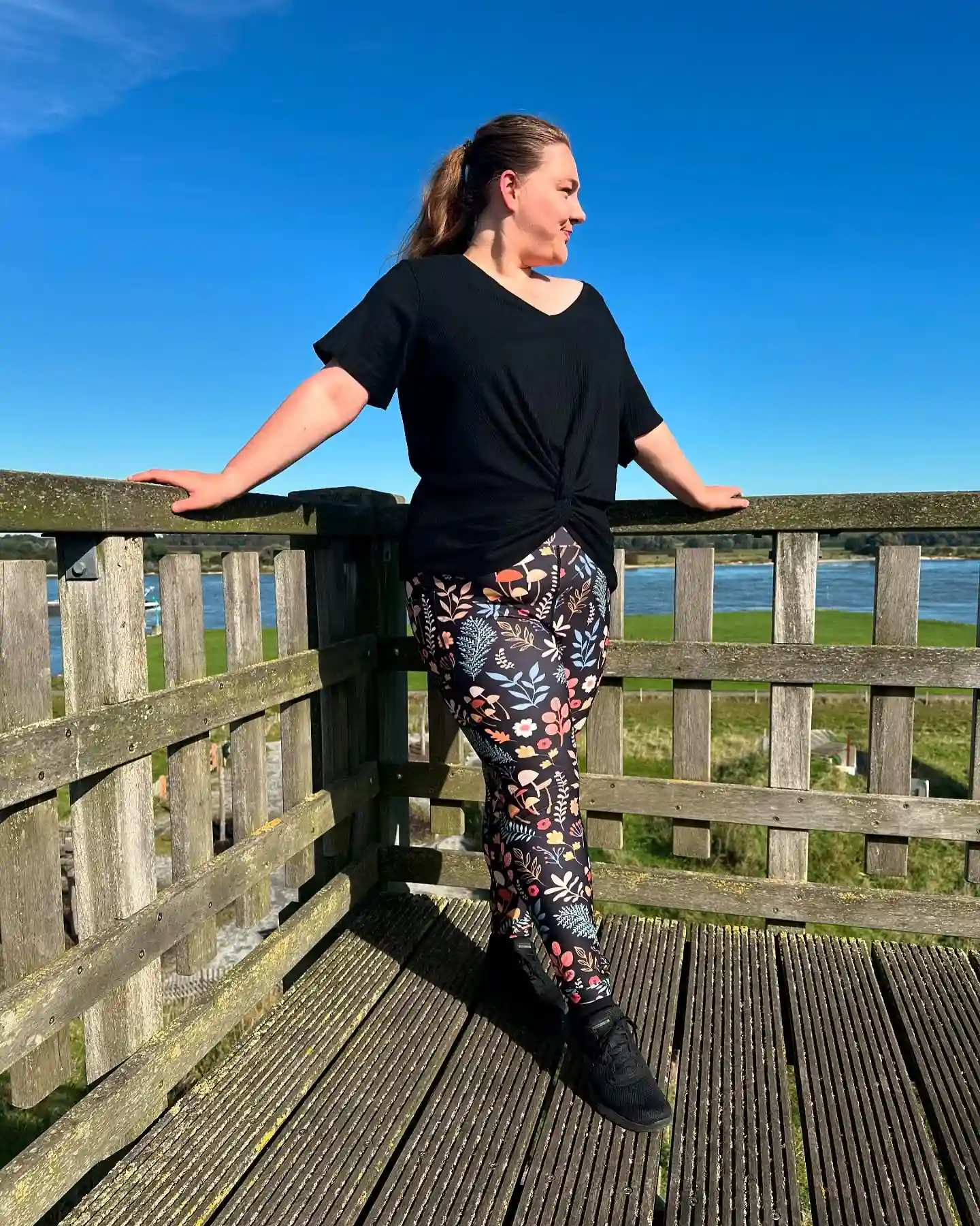 15 Leggings Outfits for Women Over 40 That Don't Look Sloppy 16 15. Knotted Tee with Botanical Print Leggings