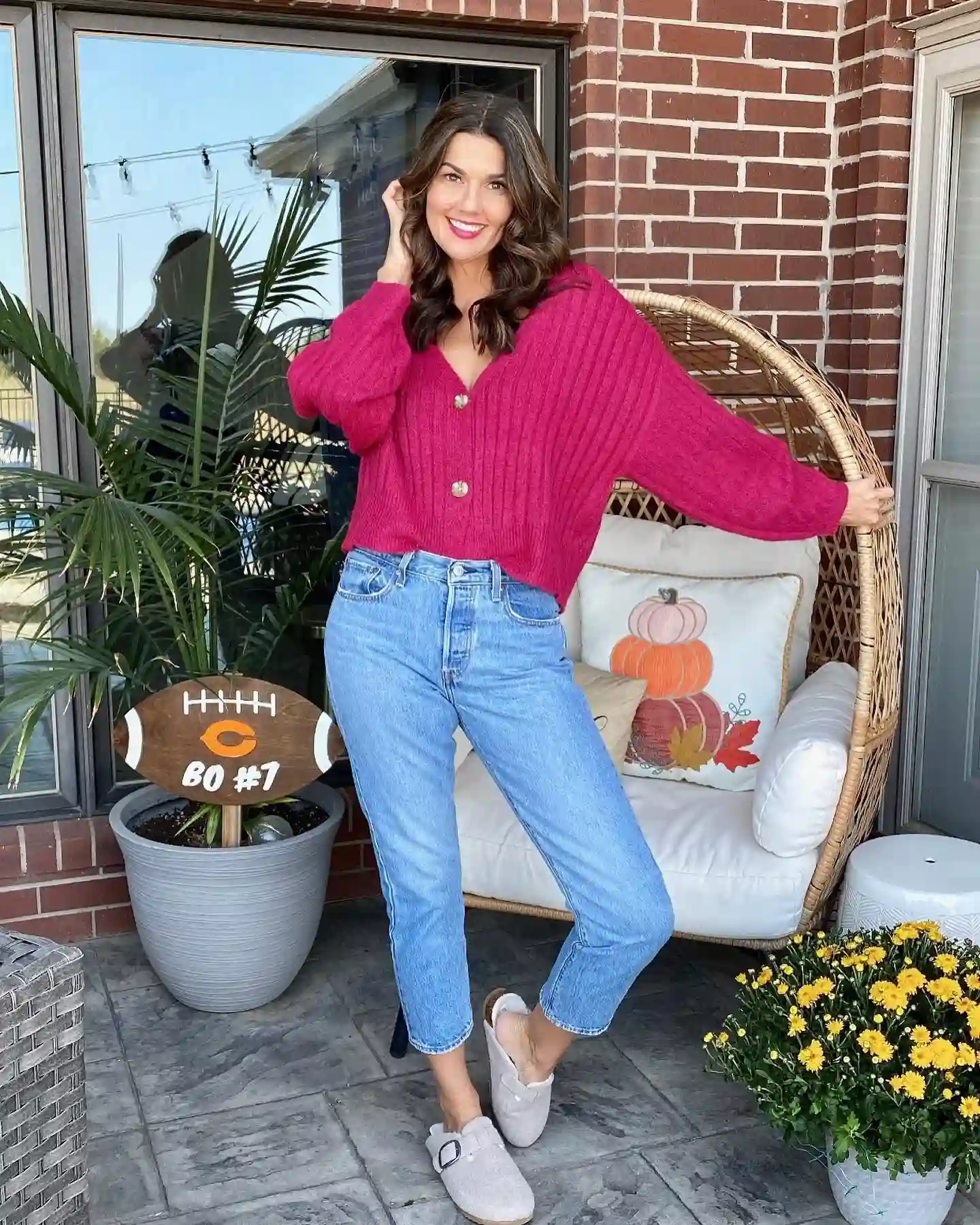 17 Fall Outfits Every Woman Over 40 Will Want to Copy 7 6. Pink Cardigan and Straight Leg Denim
