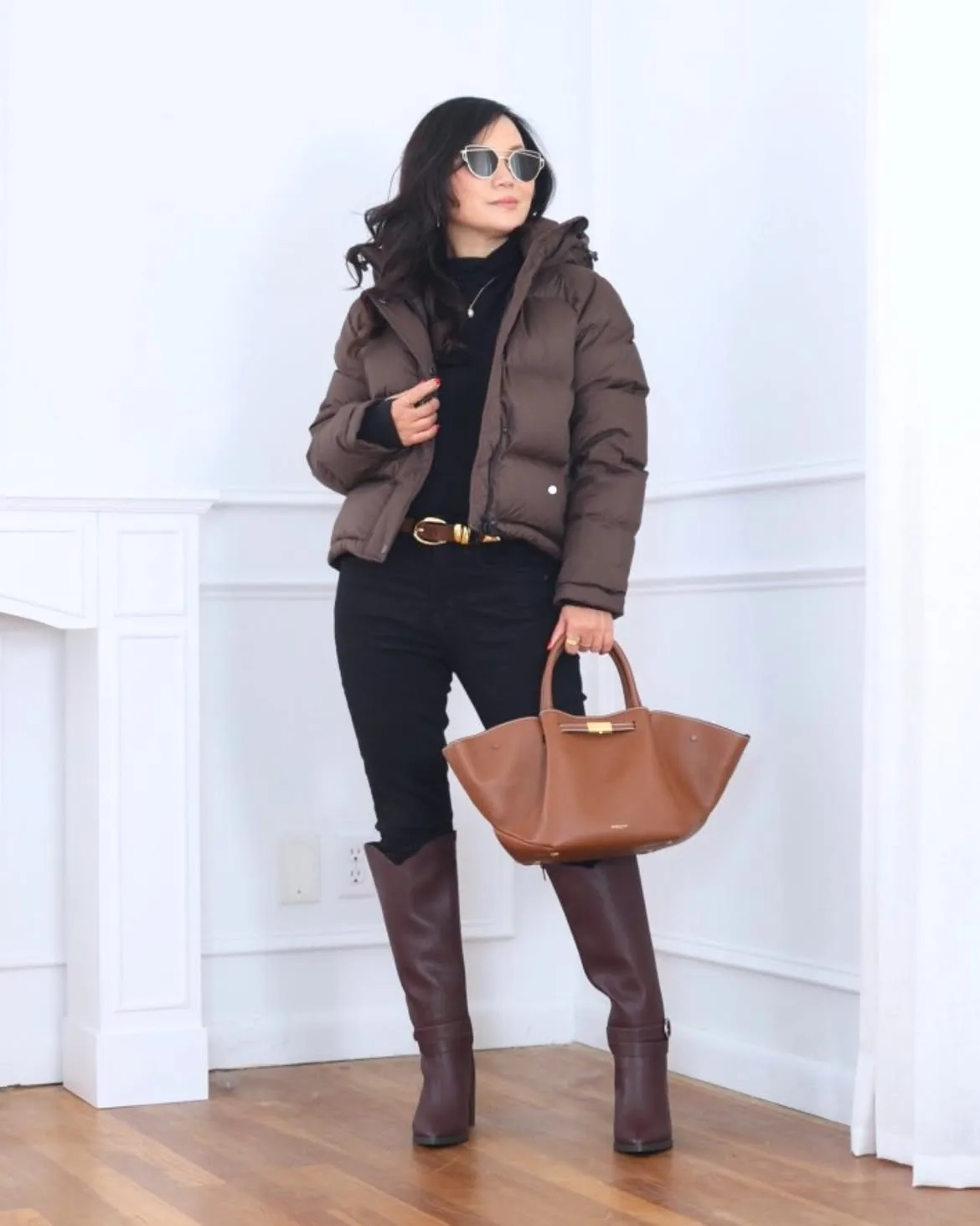 15 Puffer Jacket Outfits for Women Over 40 That Actually Look Chic 14 13. Add a Belt to Define Your Waist Under a Boxy Puffer