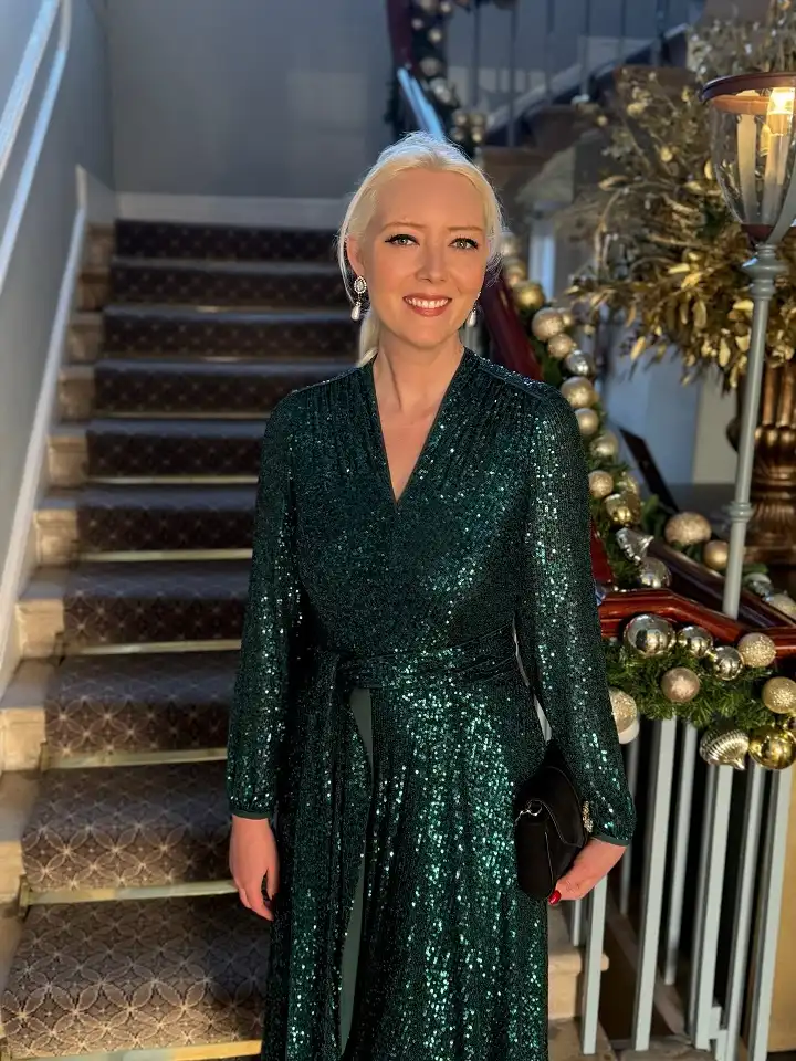 18 Retirement Party Outfits for Women Over 40 (Casual to Formal) 9 Emerald Sequin Wrap Dress