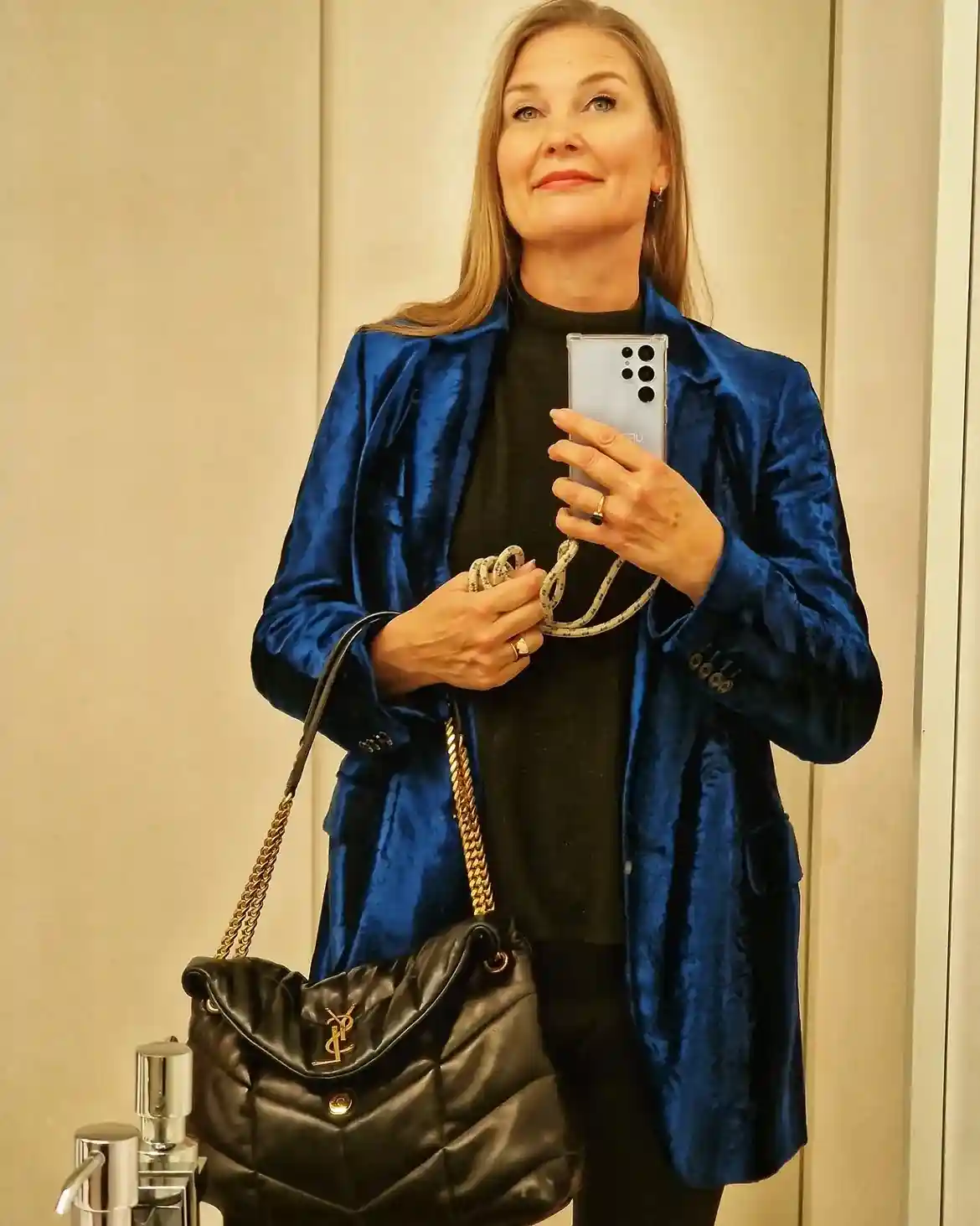 15 Velvet Outfits for Women Over 40 to Wear All Season 12 11. Royal Blue Velvet Blazer With All Black Basics