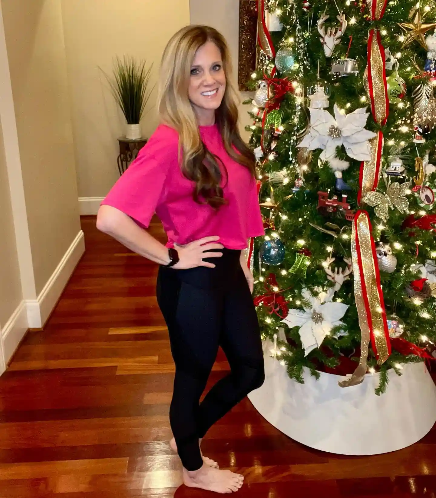15 Leggings Outfits for Women Over 40 That Don't Look Sloppy 13 12. Boxy Crop Top with Paneled Black Leggings