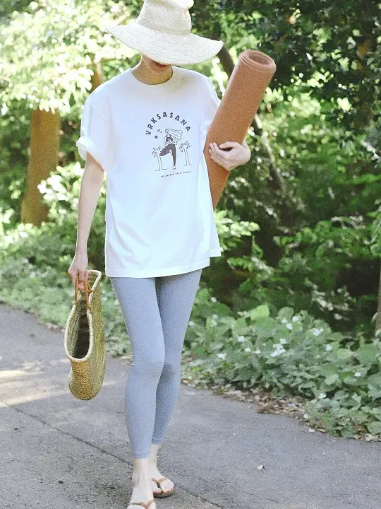 White Graphic Tee with Gray Leggings and a Straw Hat