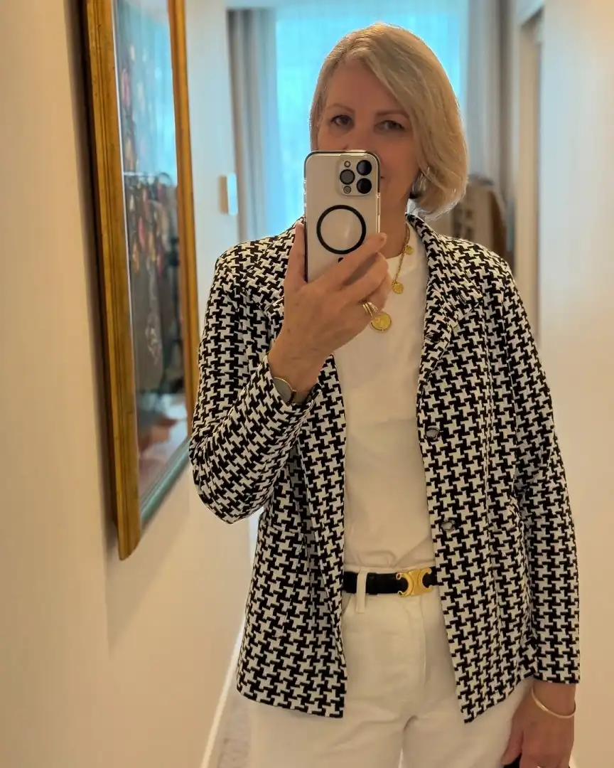 17 Old Money Outfits for Women Over 40 That Look Rich Without Trying 15 A Bold Houndstooth Jacket With a White Tee and White Jeans