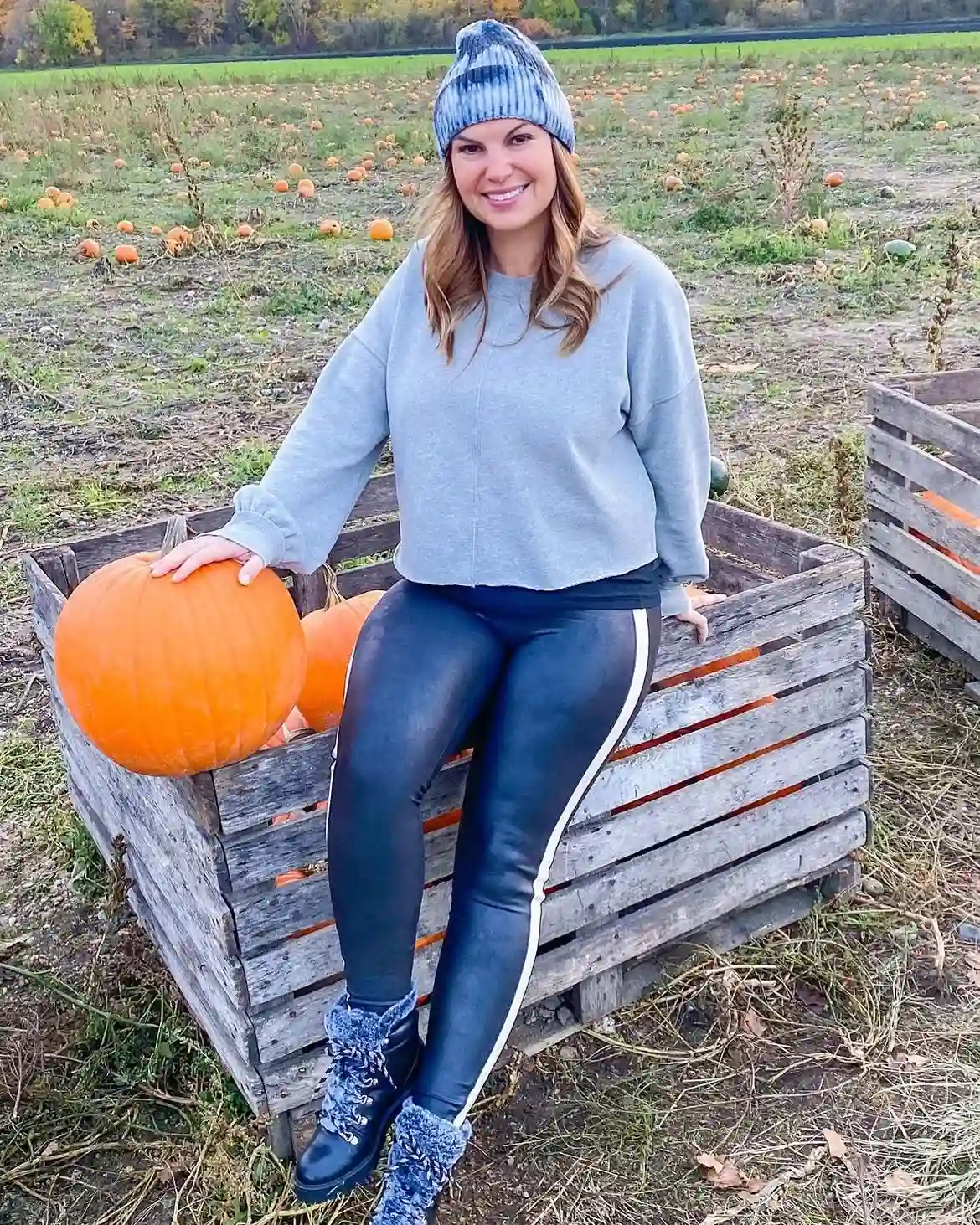 16 Pumpkin Patch Outfits Over 40 That Handle Mud, Hay, and Photos 10 2. Cropped Sweatshirt With Faux Leather Leggings