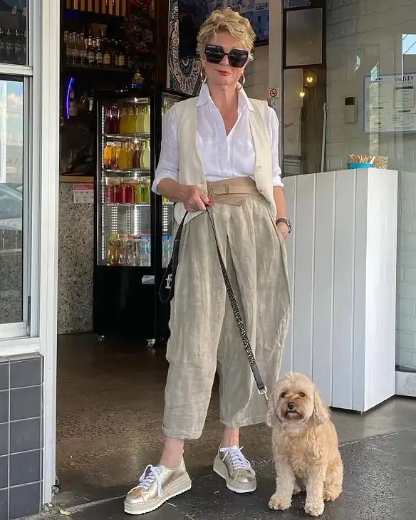 20 Classy Outfits for Women Over 40 6 Linen Vest, White Shirt, and Belted Barrel Trousers