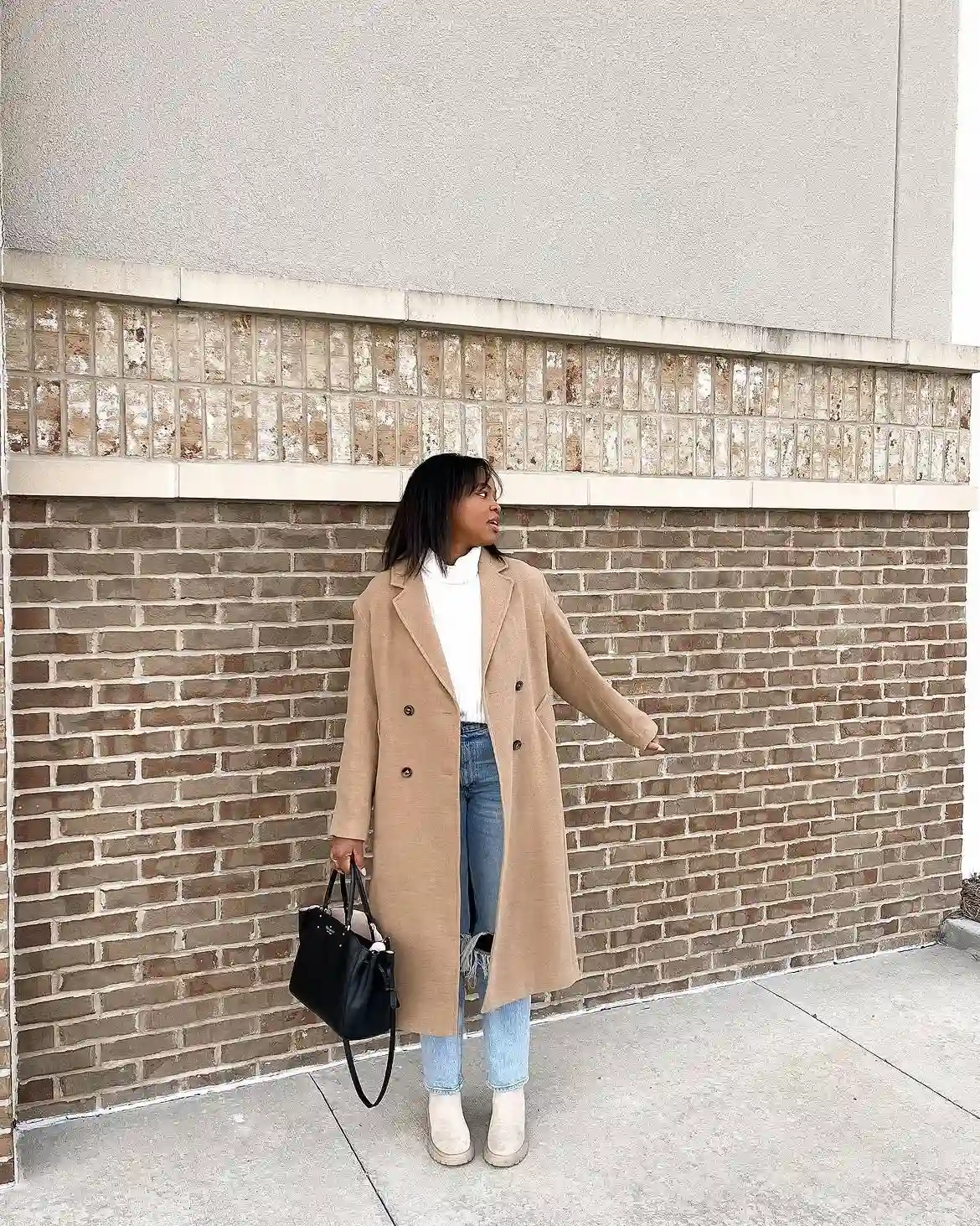 18 Wool Coat Outfits for Women Over 40 You Can Copy This Winter 14 13. Camel Wool Coat With a White Turtleneck and Ripped Jeans