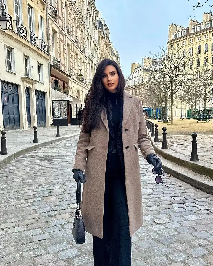 18 Winter 2026 Outfits for Women Over 40 7 A Taupe Wool Coat Over an All Black Base for Workdays
