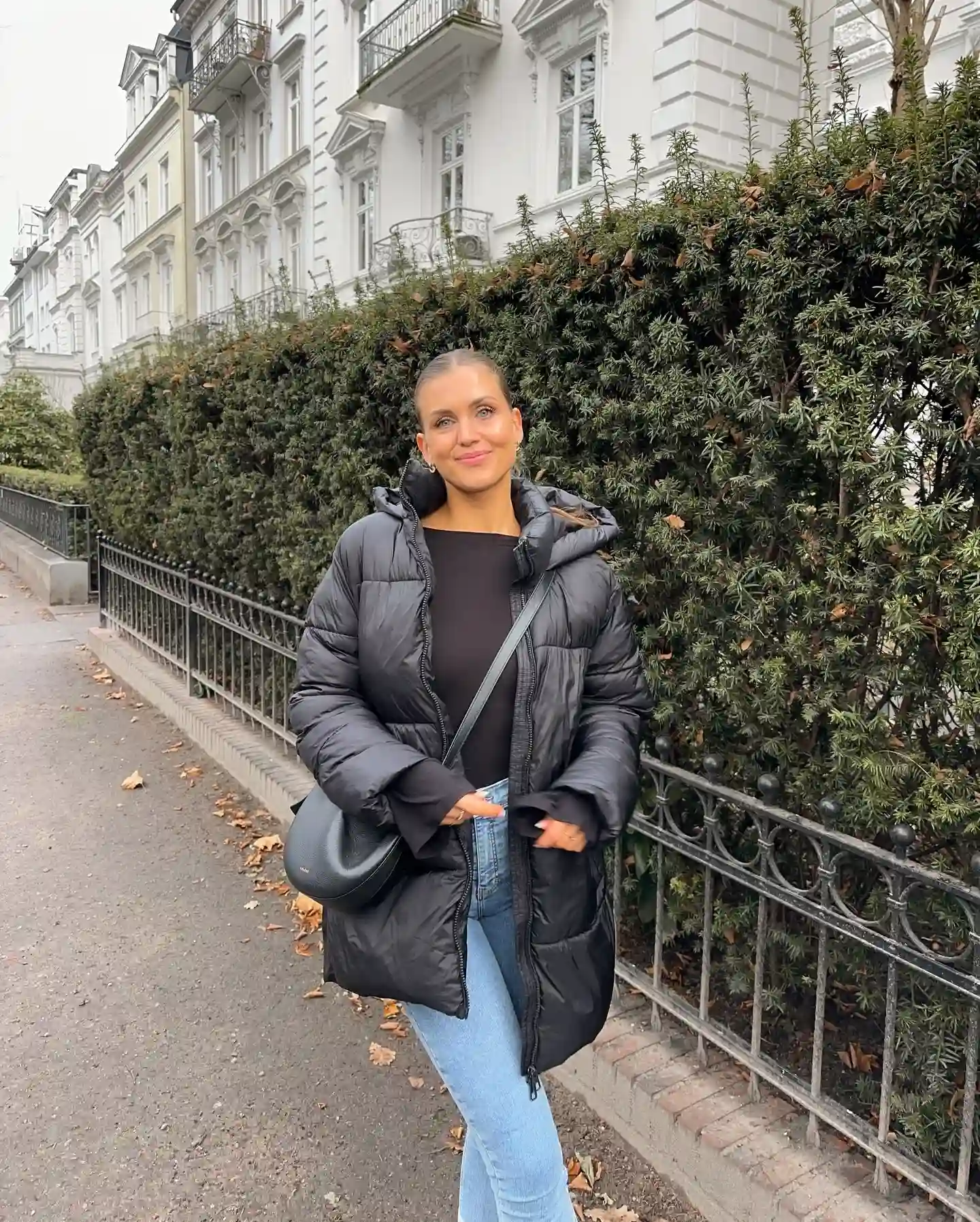 15 Puffer Jacket Outfits for Women Over 40 That Actually Look Chic 2 1. The Long Black Puffer That Skips the Bulky Look Entirely