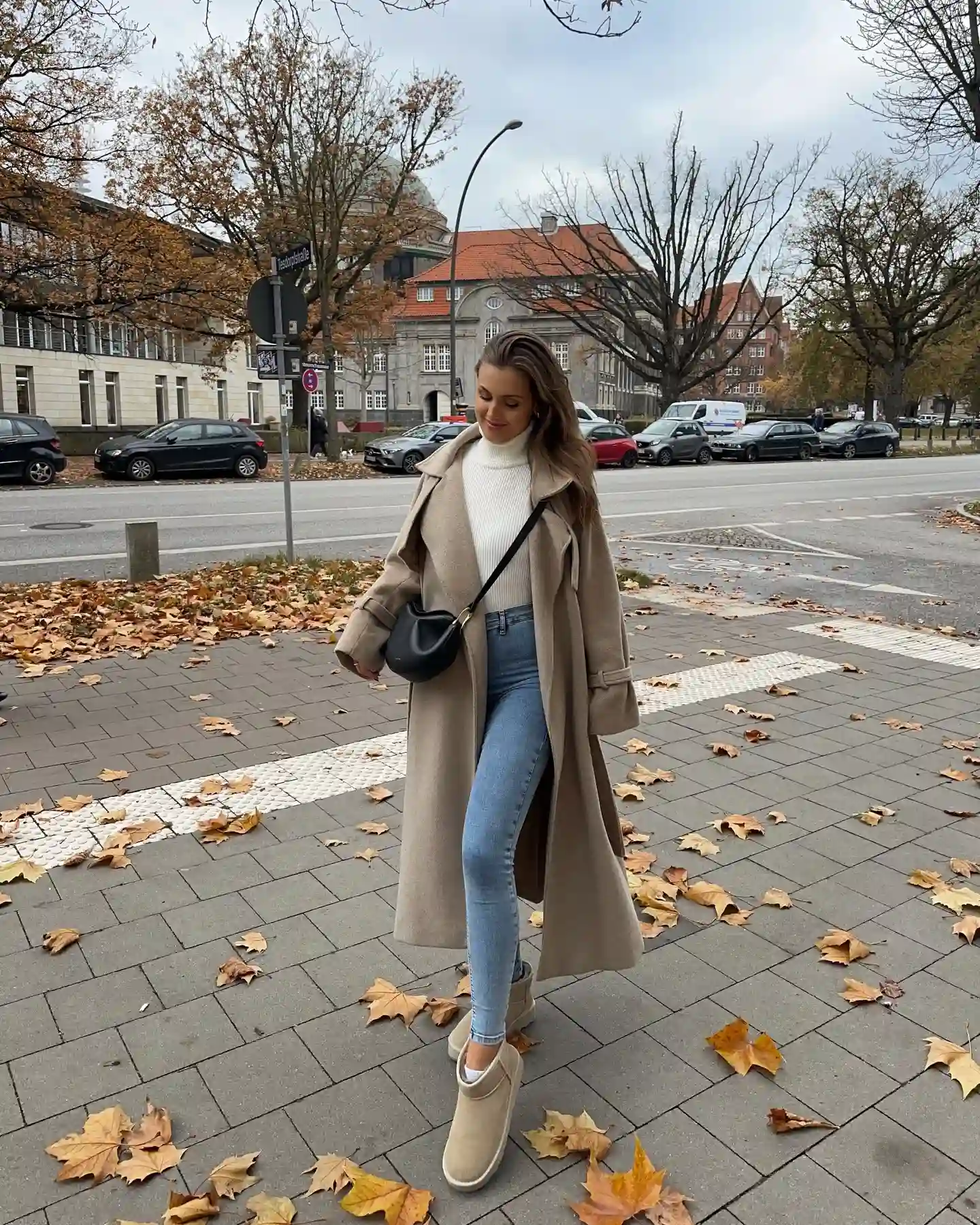 17 Fall Outfits Every Woman Over 40 Will Want to Copy 5 4. Long Trench Coat and Skinny Jeans
